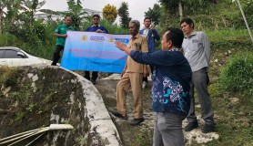 Tim USM Beri Pendampingan Teknis Pemasangan Bronjong bagi Warga Dusun Sukuh