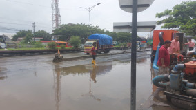 Proses Pengeringan Jalan Kaligawe Semarang Dibantu Pompa Air Milik Swasta