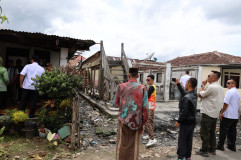 Pj. Bupati Nukman Meninjau Lokasi Kebakaran di Kecamatan Way Tenong