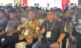 Ditetapkan DPO, Sutrisna Foto dengan Aries Sandi di Hambalang