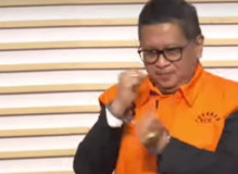 Hasto Pakai Rompi Oranye dan Tangan Diborgol Keluar Ruang KPK