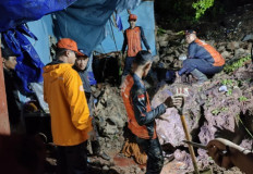 Suami Isteri Tewas Tertimbun Tembok Tetangga Saat Hujan di Gedong Air
