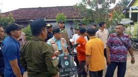 Bupati Dendi Tinjau Warga Terdampak Banjir dan Longsor di Telukpandan