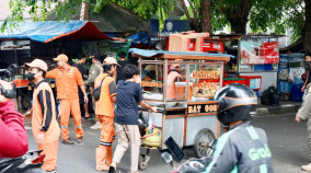 PKL Jalan Cempaka Putih Raya Kocar-kacir Saat Pemkot Jakpus Gelar Penertiban, Pedagang: Baru Mau Jualan Sudah Diusir