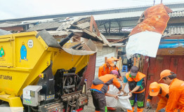 Bekas Material dan Puing Kebakaran Pasar Loak Poncol Dibersihkan Petugas Warna-Warni