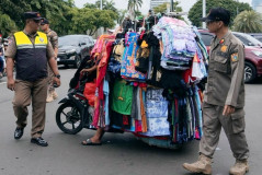 Ribuan Wisatawan Lokal dan Turis Mancanegara Rekreasi ke Monas, Satpol PP Mulai Bereaksi Usirin Pedagang Liar