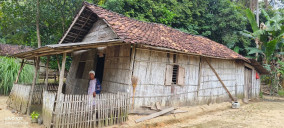 Nenek Sebatang Kara Tinggal di Gubuk Reyot, Ini Kisahnya