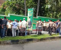 Masa Rusli dan Rosnati Saling Ngotot Kuasai Malahayati, Nyaris Bentrok