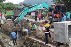 Bak Bandung Bondowoso, Dinas PU Bereskan Lokasi Banjir Terseretnya Motor