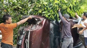 Saat Hujan Deras, Terios Sosor Pohon Nangka Median Jalan Teuku Umar
