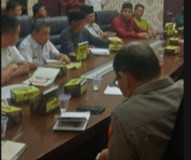 Dead Lock, Warga Tolak Lepas Segel Kantor Kepala Kampung Gunungagung