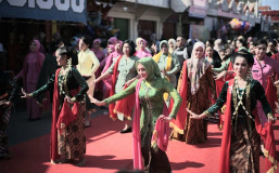 Peringatan Hari Tari Sedunia, Istri Wakil Bupati Kendal Ikut Menari Gambyong