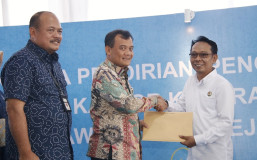 Gubernur Jateng Hadiahkan Koperasi Buruh di Peringatan May Day 2025