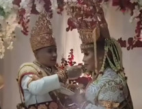 Diduga Pasangan Sejenis Rayakan Perkawinan Pakai Baju Adat Lampung
