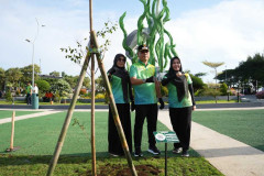 Wali Kota Metro, H. Bambang tanam pohon di Taman Suroboyo rangkaian Munas APEKSI ke-7