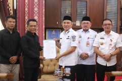 Parosil Mabsus Terima Pengembalian Sisa Dana Hibah Bawaslu Lampung Barat