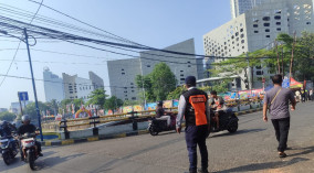 Tangkal Kemacetan Arus Lalin di Kawasan Jalan Inspeksi Kali Ciliwung, Petugas Perhubungan Kecamatan Senen Diterjunkan