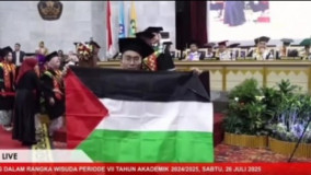 Wisudawan Unila Bentangkan Bendera Palestina saat Prosesi Wisuda