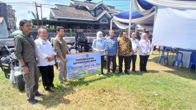 Putri Zulhas Serahkan Peralatan Pengelolaan Sampah dari Kemen LH ke Labuhanratu, Balam