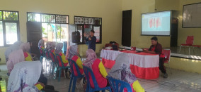 Tim USM Latih Warga Bangetayu Wetan Atasi Sarkopenia