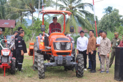 Lambar Lakukan Langkah Strategis Menuju Swasembada Pangan: Bupati Parosil Serahkan Alsintan Untuk Petani