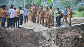 Pastikan Baik, Bupati Nanda Cek Perbaikan Jalan Penghubung di Waykhilau