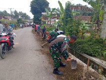 Kodim 0424 Bersama Instansi dan Warga Bersih-Bersih Jalan dan Drainase di Semaka