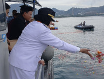 Kenang Jasa Pahlawan Wali Kota Eva Dwiana Tabur Bunga Di Laut Teluk Lampung