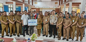 Bupati Elfianah Serahkan Santunan ke Ahli Waris Ketua RK Suratmi