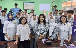 Tim USM Latih Public Speaking dan Penulisan Media ke Siswa SMA Kesatrian 2 Semarang