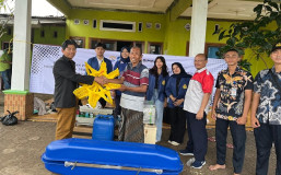 Tim PTTI USM Serahkan Peralatan Produksi dan Latih Dua Kelompok Nelayan di Sayung