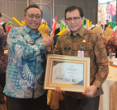 Sekdaprov Lampung Raih Penghargaan Sekda Terbaik Kategori Vision Pada ASKOMSI Digital Leadership Government Award 2025