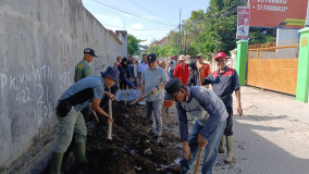 Gotong Royong di Pulau Singkep Camat Sukabumi Turun Langsung