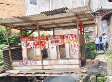 Asisten Ekbang Suprayogie Gercep Sambangi MCK Yang Rusak, Dekot Leonard: Tolong Dicarikan CSR Untuk Perbaikan MCK Karena Warga Membutuhkan