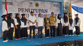 Wamensos RI Graduasi 300 KPM di Ngesrepbalong, Suasana Layaknya Prosesi Wisuda