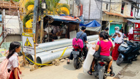 Warga Petamburan Tersenyum Sumringah Akses Jalan Menuju ke kantor Kebanggaan Pelayanan Bisa Dilewati, Dekot Rezalino: Harus Cepat Selesai Karena Jalan Ini Akses Jalan Utama