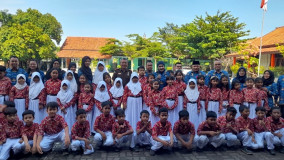Siswa SDN Kendal Terima Seragam Batik Kendal Berdikari Gratis