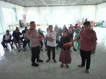 Desa Bujung Buringbaru Bagikan BLT Triwulan 4 Kepada 26 KPM   