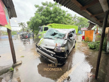 Pohon Tumbang Timpa Grand Max Saat Hujan dan Angin Kencang di Srengsem