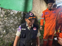 Usai Pohon Nimpa Mobil Hitungan Jam Musibah Tanah Longsor Bikin Ambruk Tembok Warga