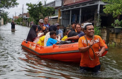 Tim Med A Bantu Evakuasi Warga Korban Banjir Kudus