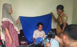 Jemput Bola, Disdukcapil Pesawaran Datangi Warga Urus Adminduk