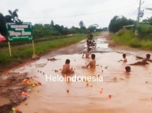 Warga Buka Kolam Renang Telaga Sewu di Tengah Jalan Lamtim