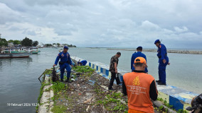 Polisi Bersihkan Sampah di pantai Kepulauan Seribu