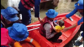 Banjir Melanda Kebon Pala, Polisi Bantu Evakuasi Bayi hingga Motor 