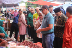 Sekda Lampung Barat Pantau Harga Bapokting di Pasar Liwa Jelang Ramadhan