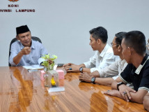 Ketum Serahkan SK Kepengurusan KONI Lampung Tengah