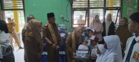 Kedua Kalinya Bupati Mesuji Bagikan Bantuan Atribut Sekolah untuk Siswa SD dan SMP