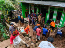 Kalak BPBD Kota Bandarlampung Himbau Hindari Pohon Besar Saat Hujan Lebat Bagi Pengendara