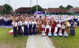 Bupati Mesuji Bagikan Bantuan Seragam Sekolah untuk Siswa SD dan SMP
